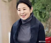 有旅客拍到她拄着爬山